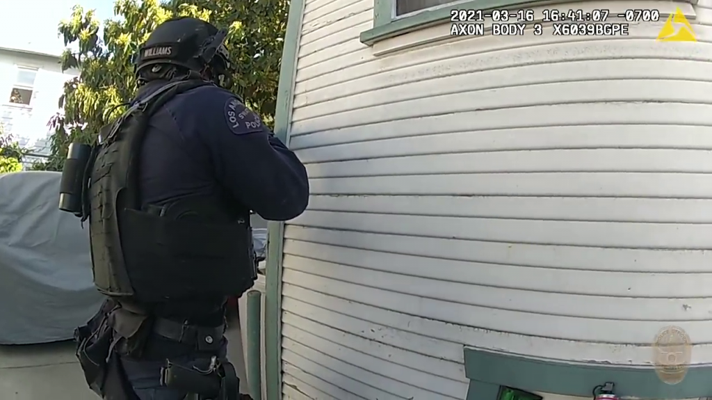  VIDEO:Polic&iacute;as de EE.UU. abaten a un tirador atrincherado en su casa cuando le dispara a un oficial en la cara 