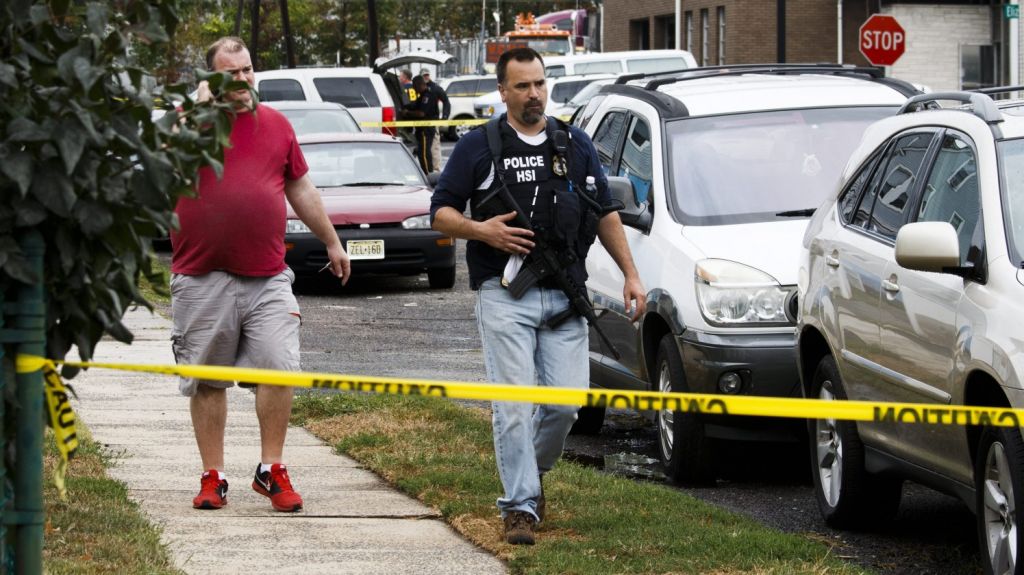  Arrestan a un hombre cuyo n&uacute;mero de tel&eacute;fono guard&oacute; autor de tiroteo en EEUU 