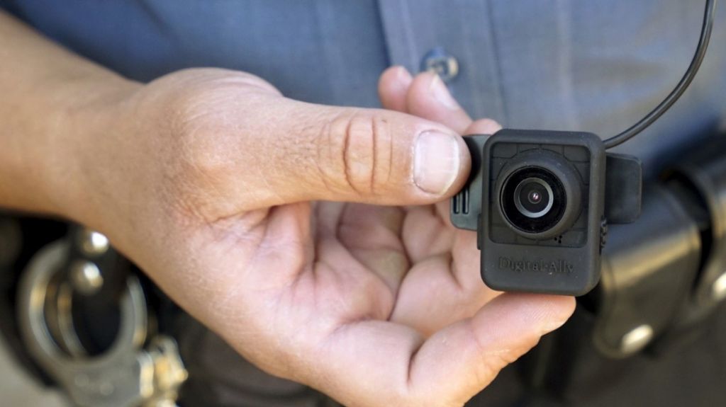  Investigan a un polic&iacute;a que qued&oacute; grabado por su c&aacute;mara corporal cuando presuntamente acariciaba el pecho de una mujer muerta en EE.UU. 