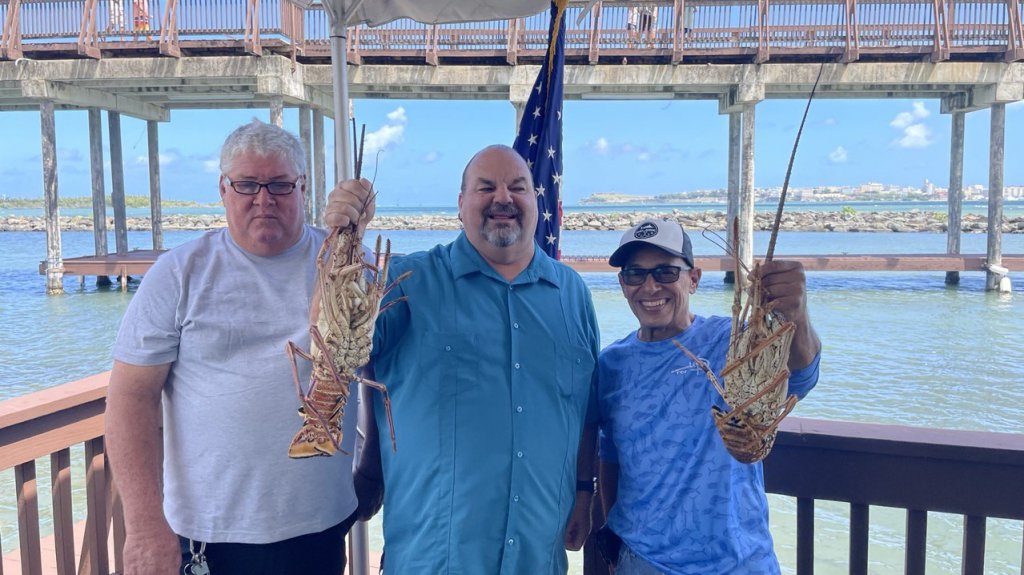  Secretario del DA alega que se puede seguir pescando y consumiendo langosta 