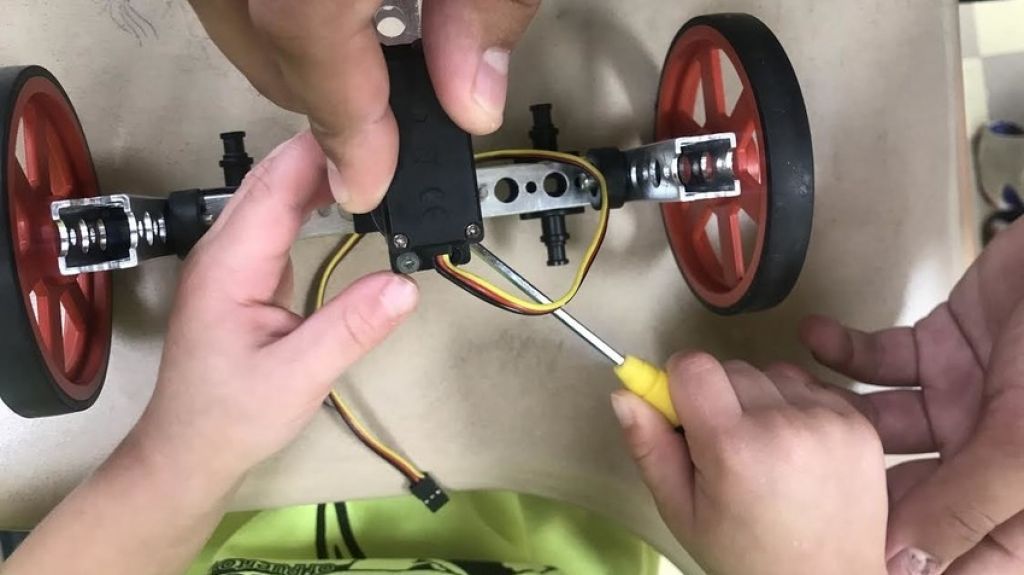  Estudiantes de Techno Inventors llevan alegría a pacientes del Hospital del Niño y les enseñan a construir robots 