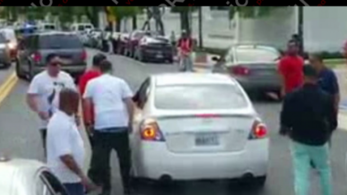 Video: Taxistas rodean y atacan conductor de "Uber" en Isla Verde 
