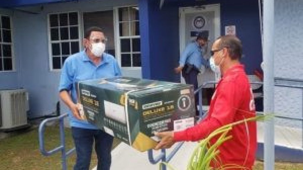  Donan unidades de aire a condicionado a cuartel de la Polic&iacute;a en Levittown 