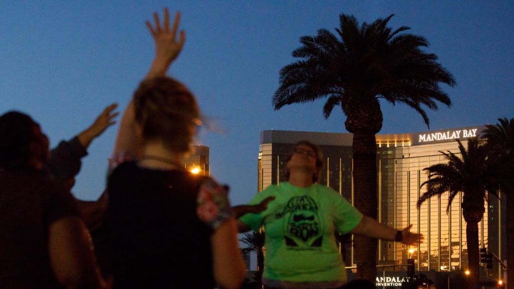  Padres de una v&iacute;ctima de tiroteo de Las Vegas demandan a fabricantes de armas 