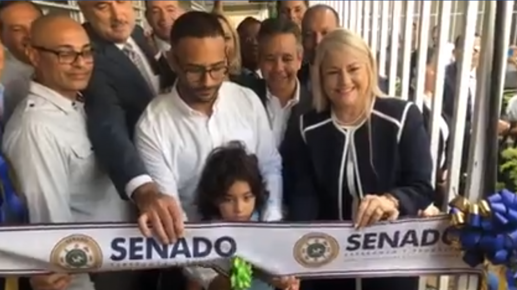  Gobernadora inaugura biblioteca en centro tecnol&oacute;gico en la escuela Luis Llorens Torres de San Juan 