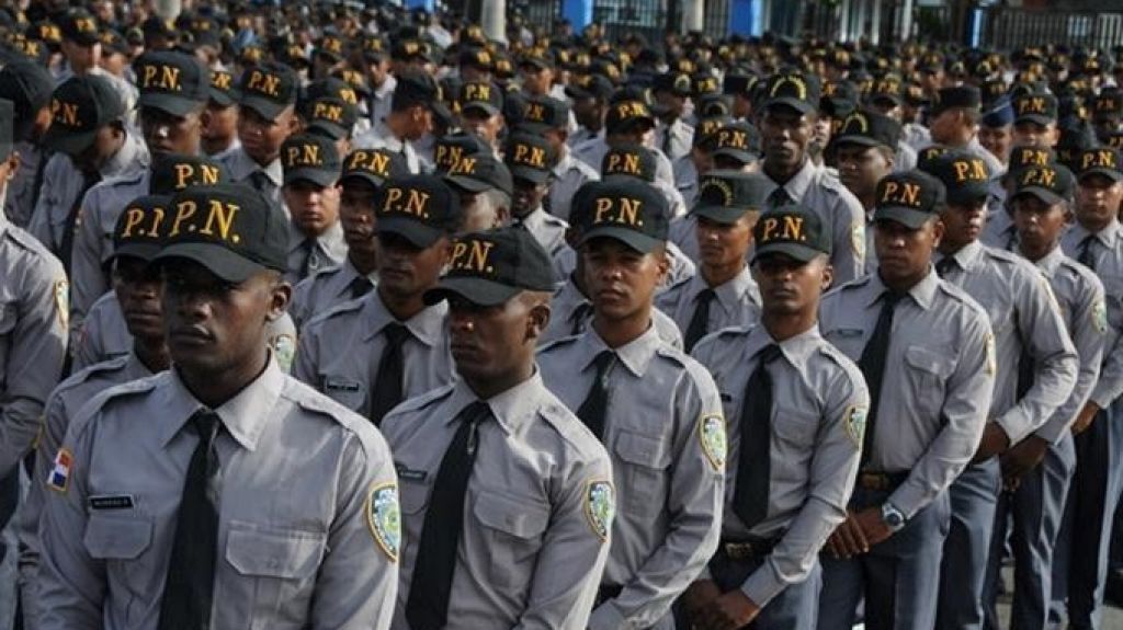  Policías reciben ordenes de apresar a todas las personas pasadas las 8 de la noche, sin las distinciones del decreto 135-20 