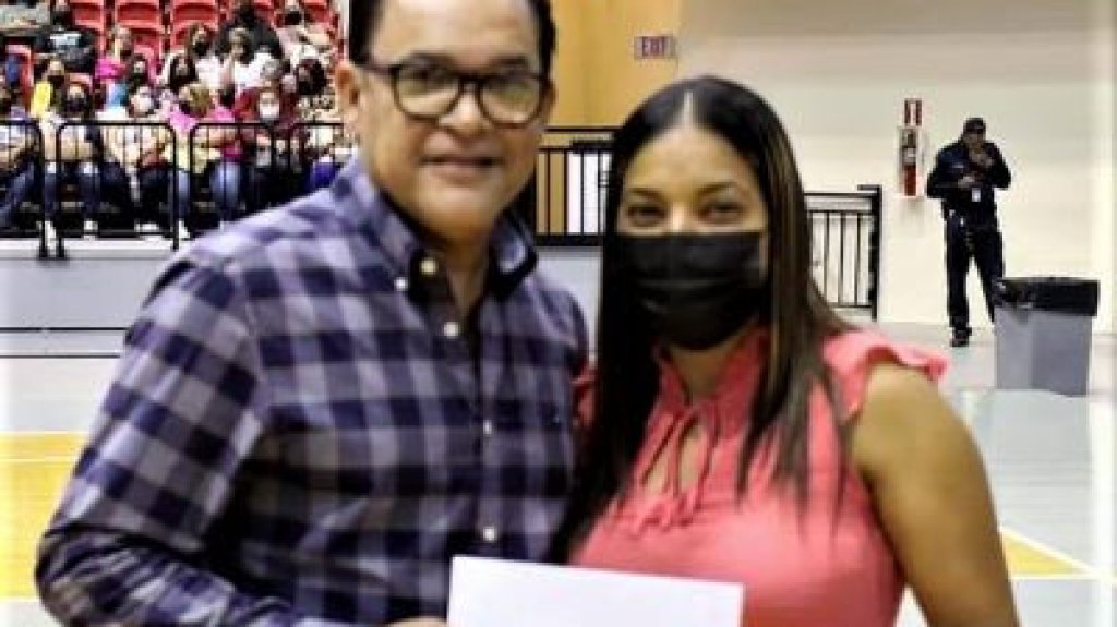  Alcalde de Humacao entrega bono de Verano de 400 d&oacute;lares a 878 empleados municipales 