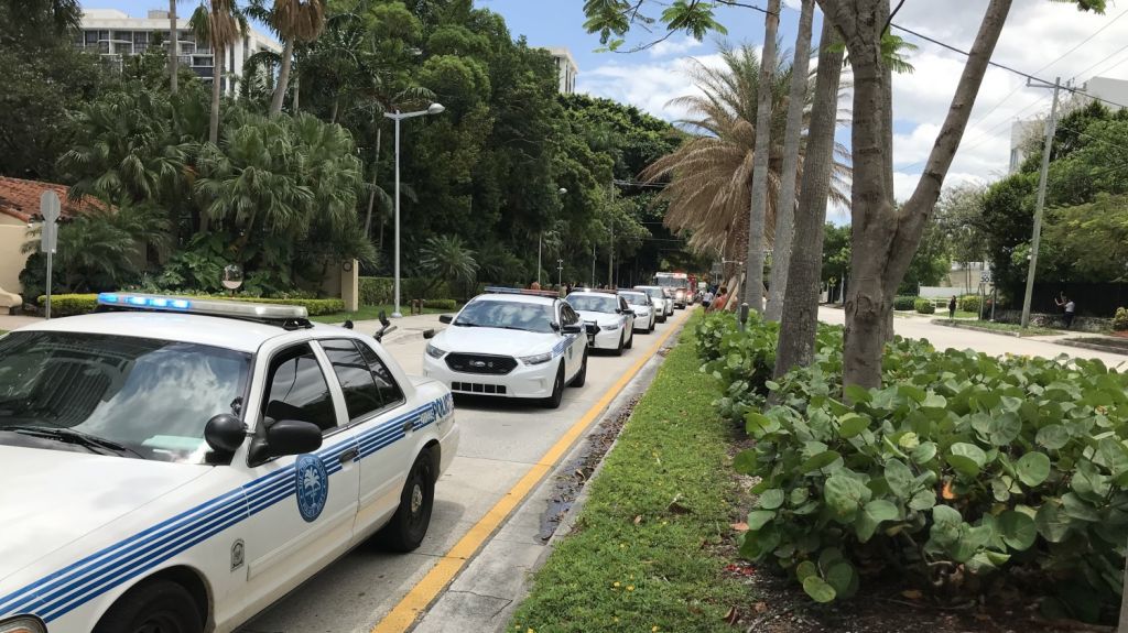  Vea video: Polic&iacute;as y bomberos son vitoreados en Miami por su labor en la pandemia 