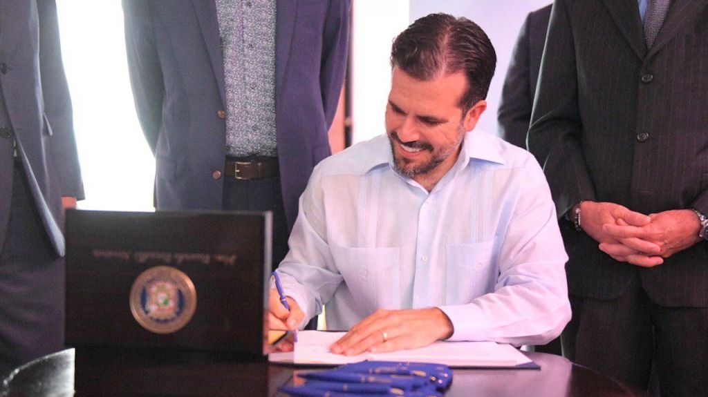  Gobernador firma Ley de Pol&iacute;tica P&uacute;blica Energ&eacute;tica 