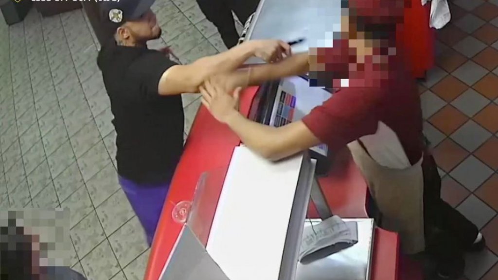  En video momento en que cliente le corta la cara a un empleado de un &ldquo;Fast Food&rdquo; 