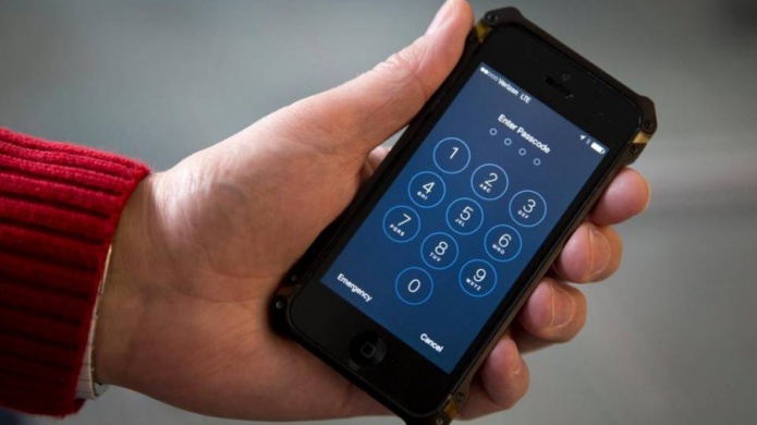 Juez: EEUU no puede obligar a Apple a hackear iPhone