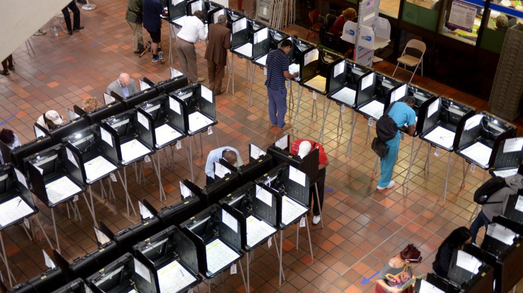  Votantes por correo en Florida denuncian papeletas con sobres ya sellados 