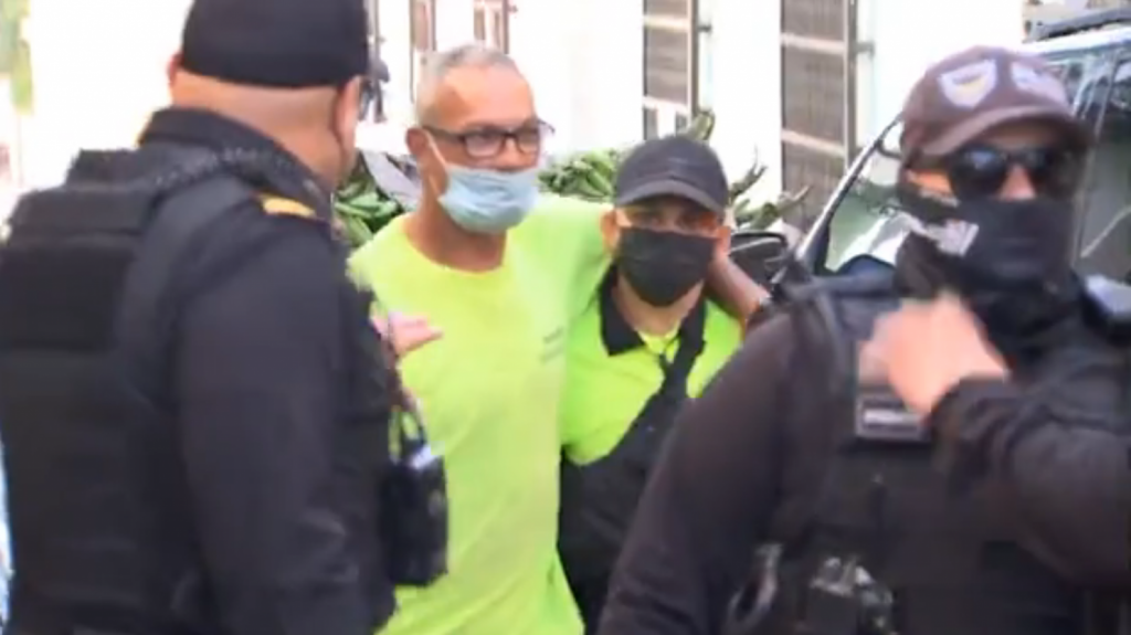  Video: Momento en que “supuesto manifestante” comienza a insultar empleado de San Juan 