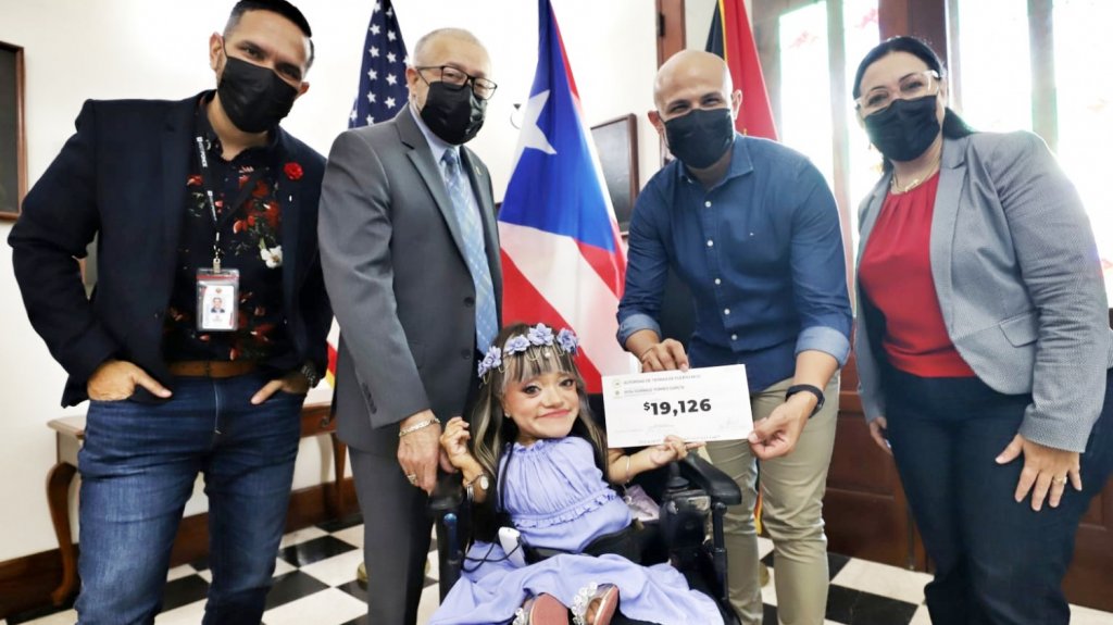  Representante del PPD entrega donativo para proyecto que permitir&aacute; acceso a playa de Ponce a personas con diversidad funcional 