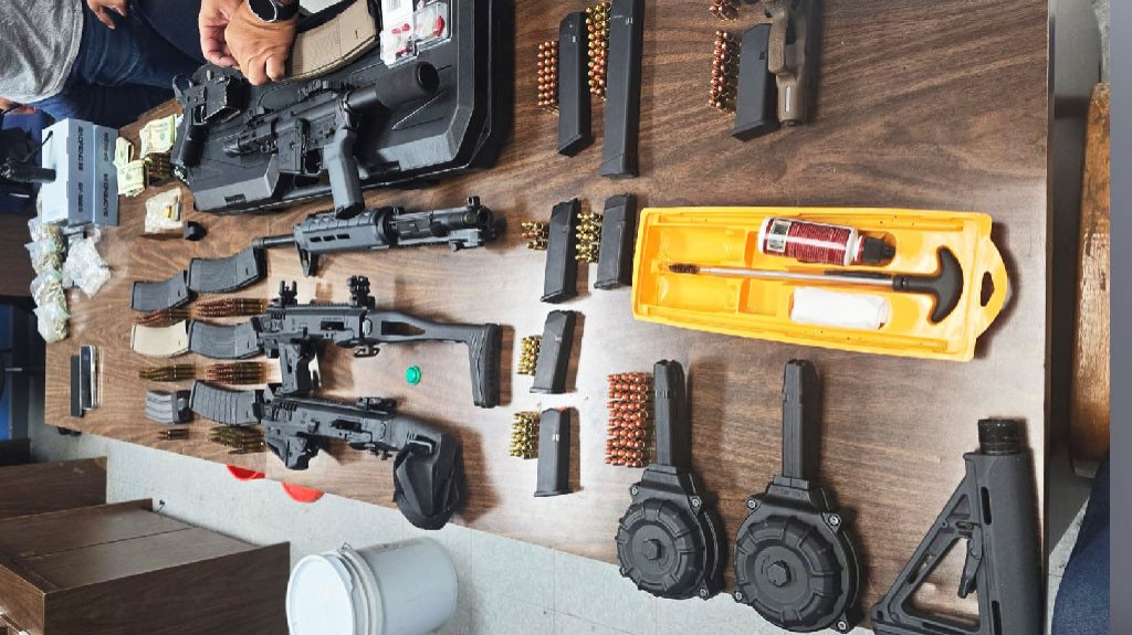  Arrestan a hombre en Cata&ntilde;o durante allanamiento, ocupan armas, drogas y municiones 