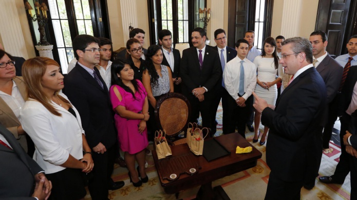 FIRMAN LEY QUE INCENTIVA LA PERMANENCIA DE LOS JÓVENES EN EL PAÍS