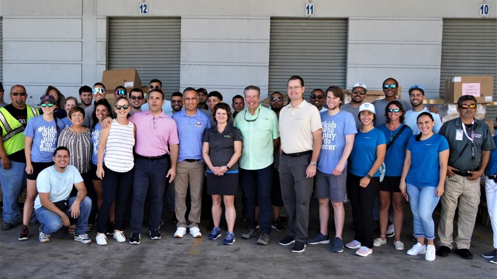  Donan un mill&oacute;n de d&oacute;lares en equipos deportivos a 33 entidades sin fines de lucro 