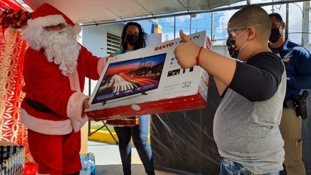  Agentes de la Polic&iacute;a en Quebradillas entregan regalos a varias familias con necesidades 