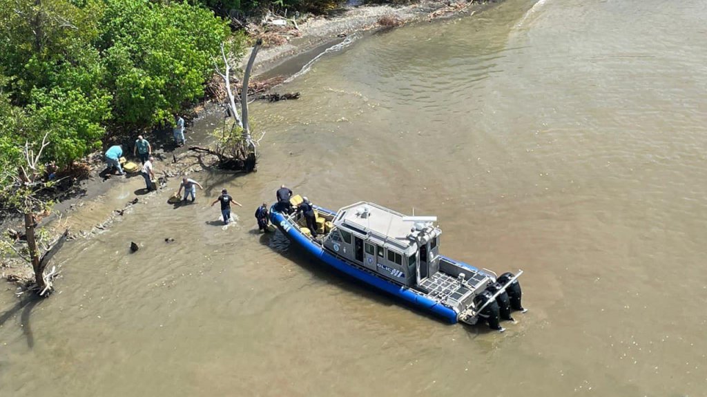  Fotos: Agentes de FURA ocupan 18 fardos de Coca&iacute;na en Salinas 