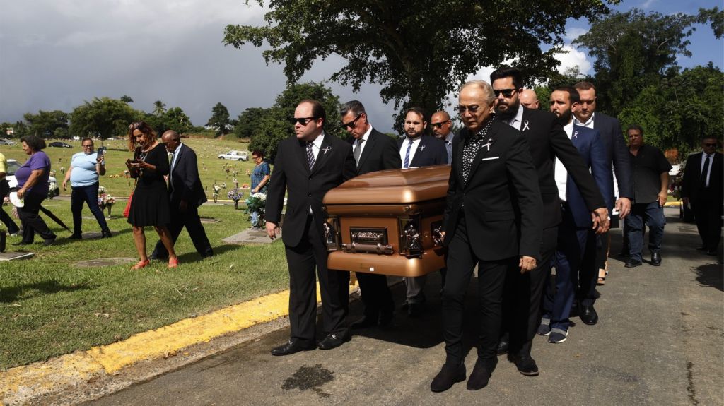  Walter Mercado, un ser "positivo" y "santo", recibe sepultura 