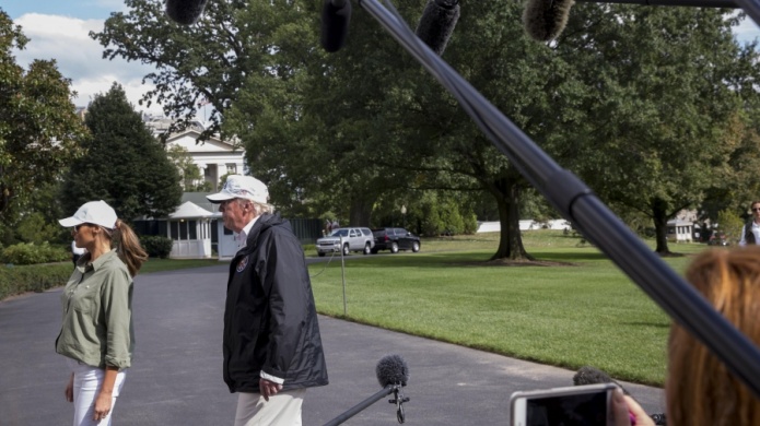 A su llegada a Florida, Trump reafirma que se necesita un muro en la frontera