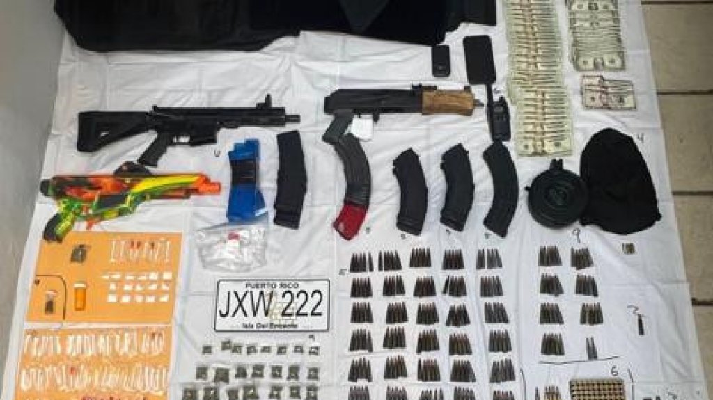  Municipales de San Juan ocupan un rifle dentro de un auto 