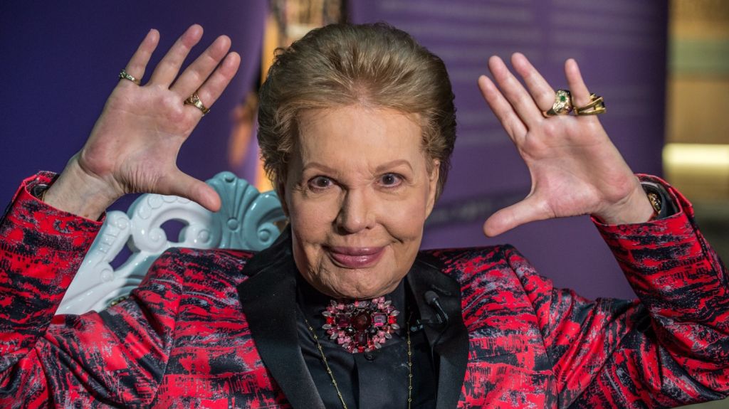  Los 50 a&ntilde;os de "mucho, mucho amor" y mucha capa del astr&oacute;logo Walter Mercado 