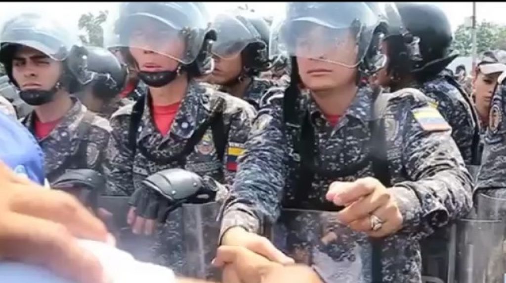  Video Polic&iacute;as Nacionales llegan a un acuerdo con los voluntarios que pretenden pasar la ayuda humanitaria a Venezuela 