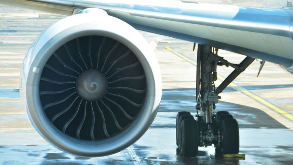  Foto: Un avi&oacute;n queda atascado en el asfalto del aeropuerto y no consigue despegar 