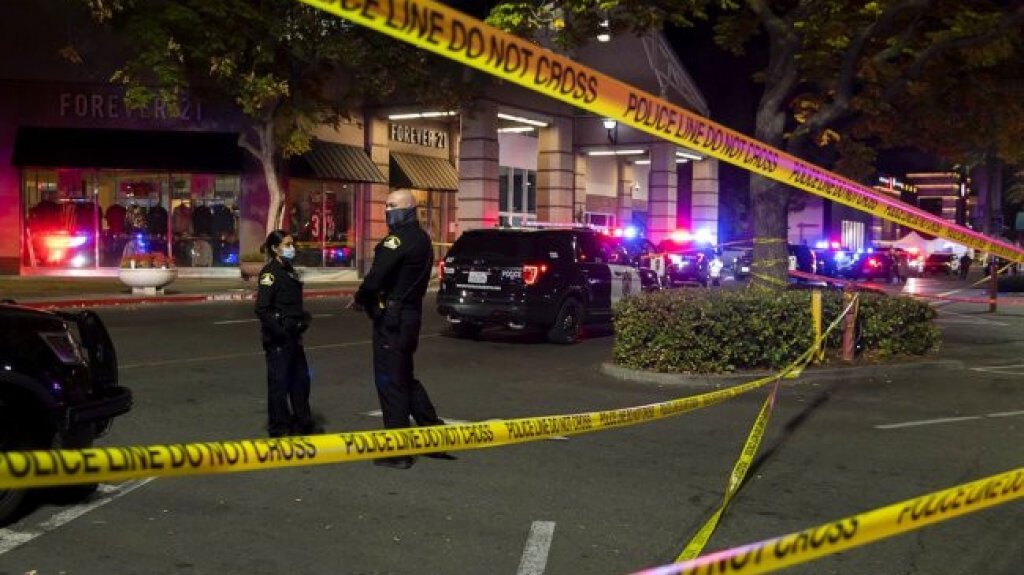  Tiroteo en centro comercial de California deja un muerto 