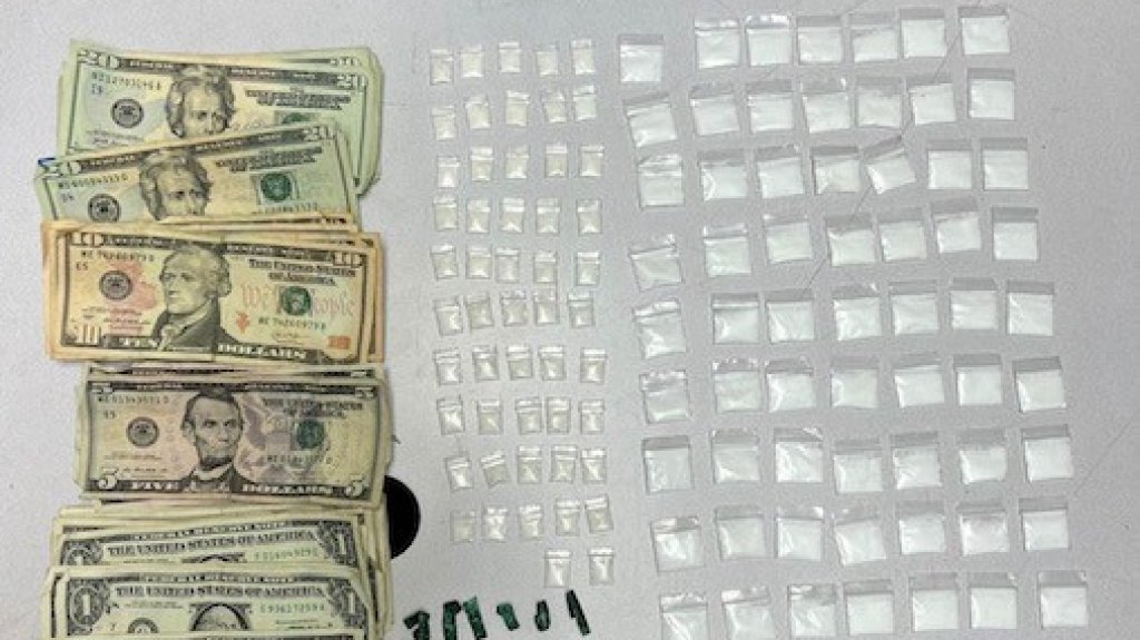  Fotos: Ocupan Droga, Dinero y Veh&iacute;culos en Aguadilla 