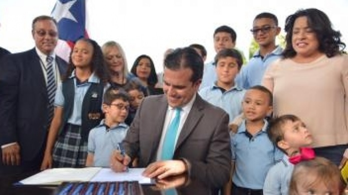 Gobernador firma ley de las Iglesias-Escuela como instituciones alternativas de enseÃ±anza