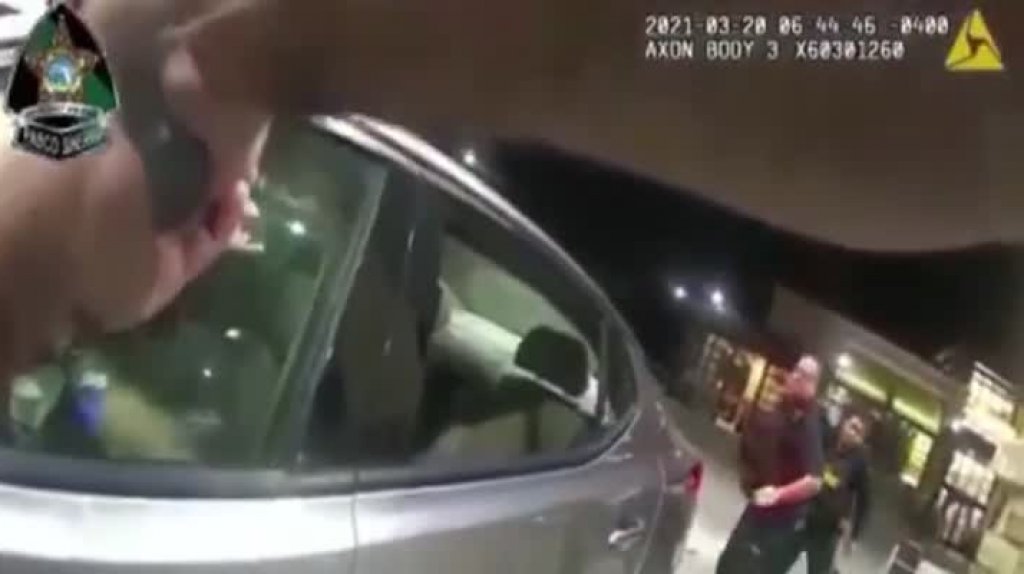  En video momento que polic&iacute;as en Florida disparan contra un anciano que los amenaz&oacute; con una pistola 