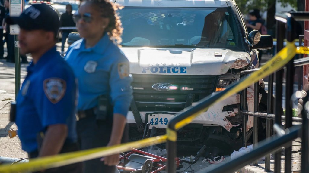  Video: Patrulla de la policía de Nueva York pierde el control y atropella a ocho personas, incluidos dos niños 