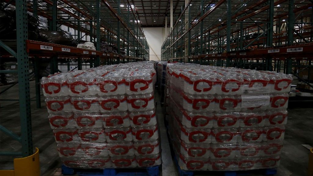  Gobernador pide FEMA explicaciones aparici&oacute;n miles botellas post Mar&iacute;a 