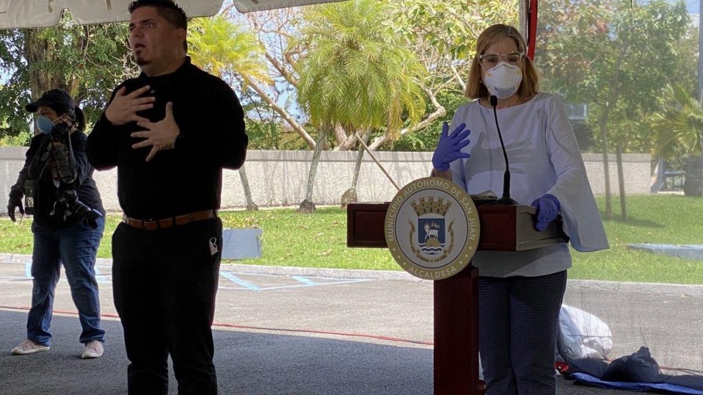  Alcaldesa de San Juan entrega propiedades municipales a varios l&iacute;deres comunitarios 