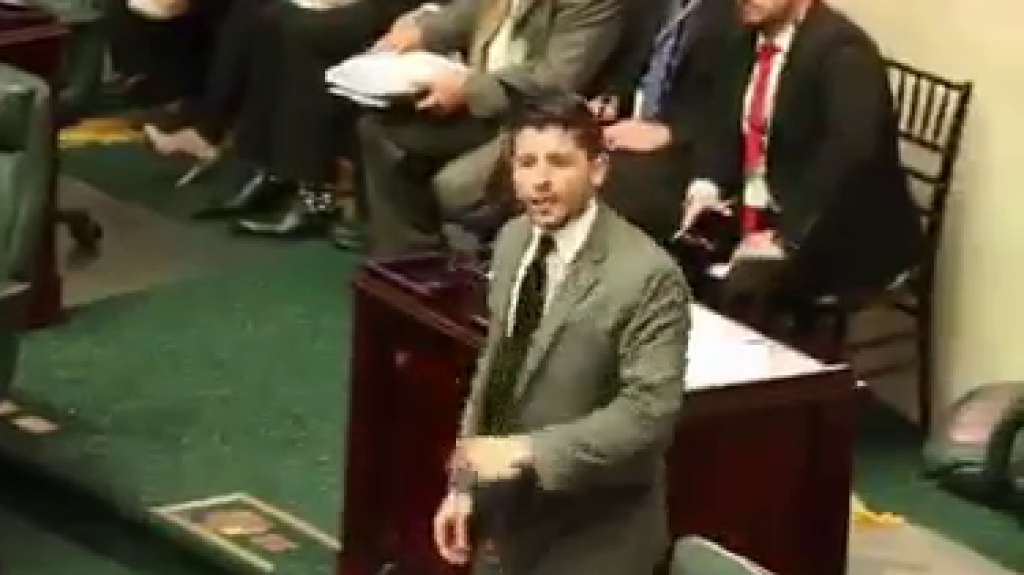  Video: As&iacute; de &ldquo;algarete&rdquo; se aprueban las leyes en el Capitolio de Puerto Rico 