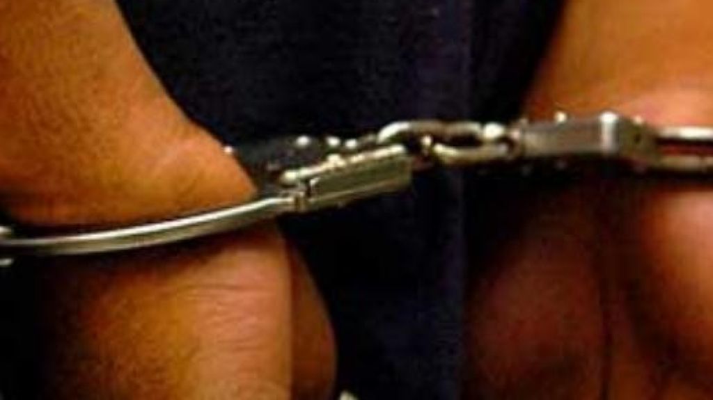  Arrestan agente de la Polic&iacute;a por alegada violencia dom&eacute;stica en Gu&aacute;nica 