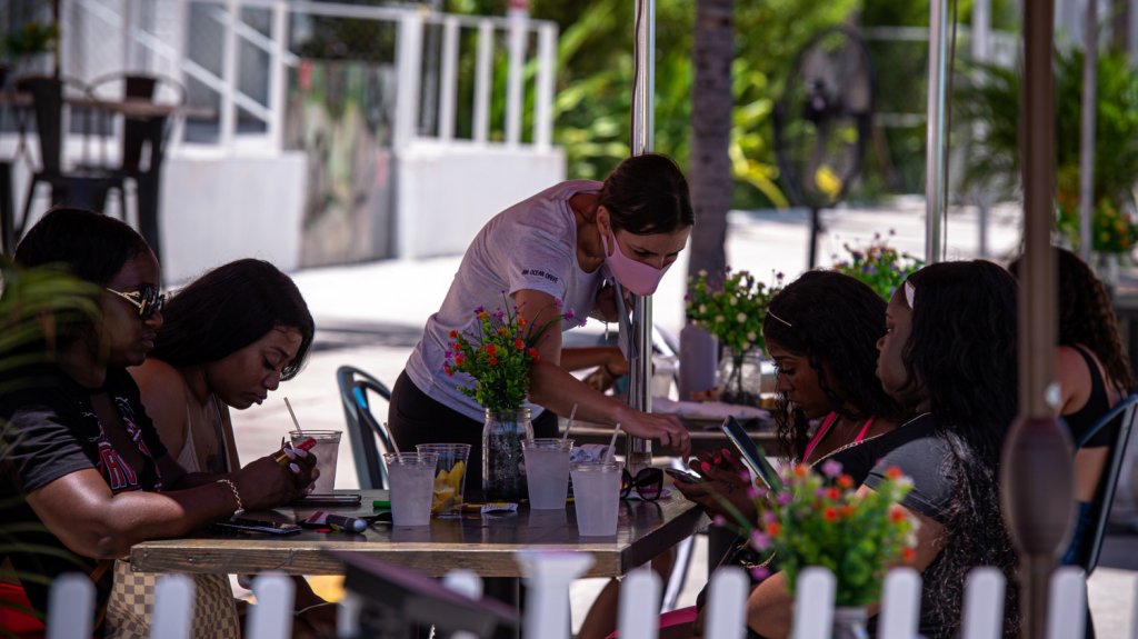  Estados Unidos acumula 570.147 muertos y 31.915.280 contagios por covid-19 