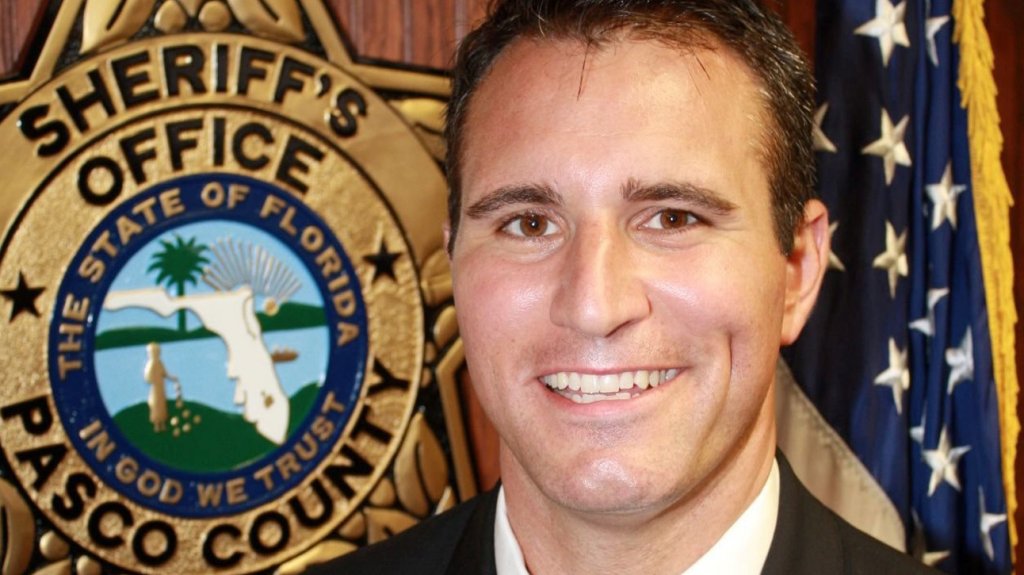  Demandan a alguacil de Florida por uso de sistema que predice futuros delitos 