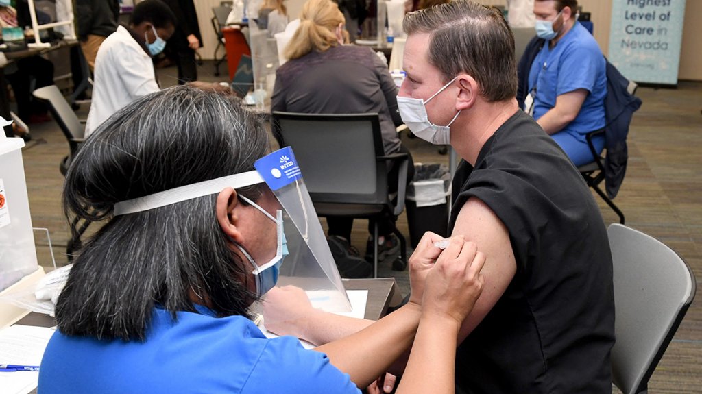  Los neoyorquinos que acudan a vacunarse podr&iacute;an ganar 5 millones de d&oacute;lares 