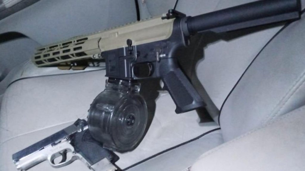  Ten&iacute;a una orden de arresto, andaba por Moca con un carro robado, con este rifle y una pistola 