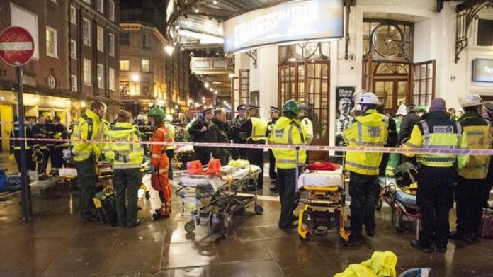 Colapsa techo del teatro Apollo en Londres: 76 heridos