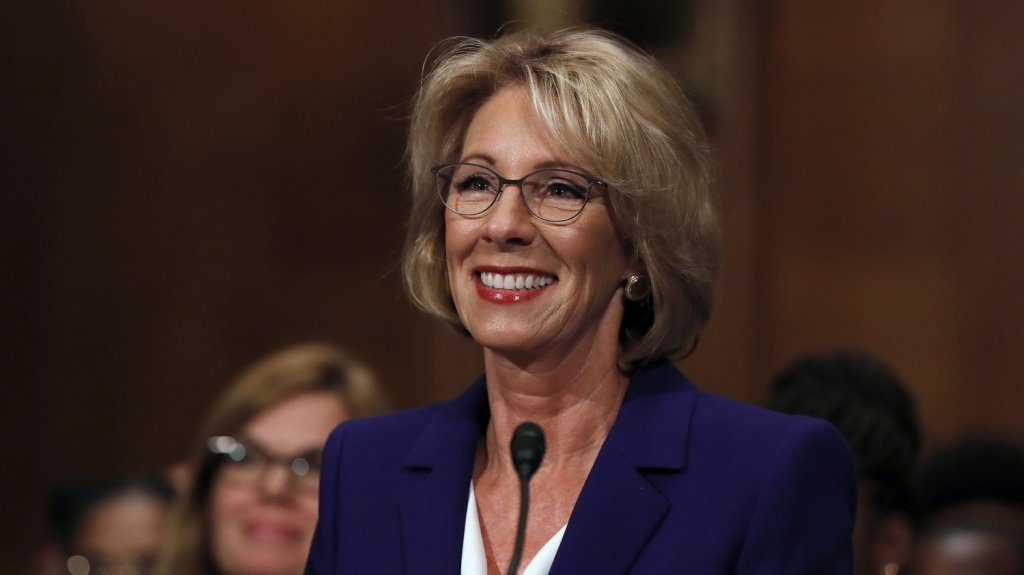  Renuncia la secretaria de Educaci&oacute;n de EE.UU. por el asalto al Capitolio 