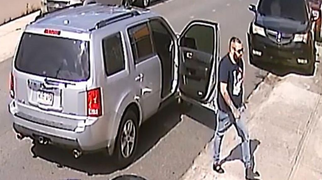  Autoridades buscan a este &ldquo;Roba Paquetes&rdquo; de los buzones en urbanizaci&oacute;n de San Juan 
