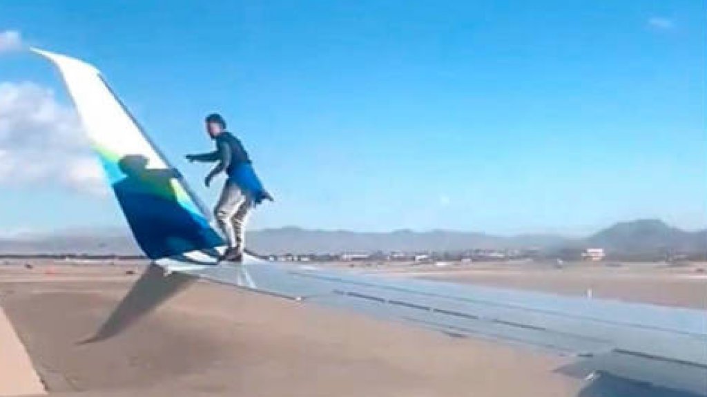  Video del hombre que se sube al ala de un avi&oacute;n cuando iba a despegar 