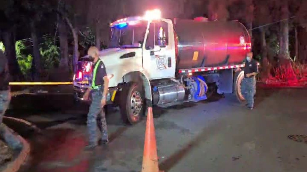  Video: Cierran carretera en Bayam&oacute;n luego que un poste colapsara 