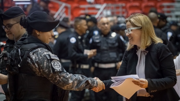 Yulin paga las horas extras a policÃ­as y regaÃ±a al comisionado y la oficina de personal por no haberlas pagado 