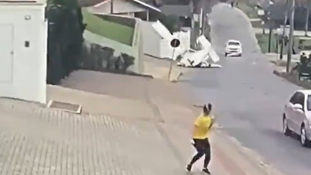  VIDEO: Momento en que una avioneta se desploma en una transitada calle de Brasil 