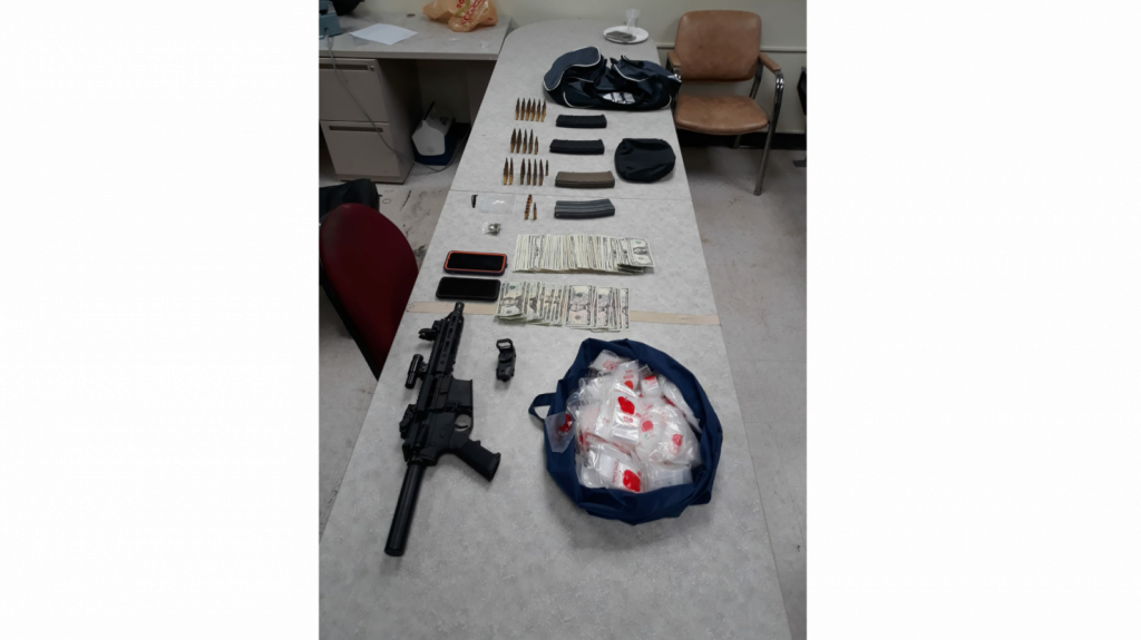  Fotos: Varios arrestados, armas y drogas durante operativo en residencial de Manat&iacute; 